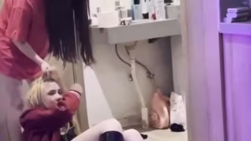 在宿舍里被女同學霸凌