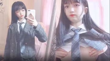 美少女在直播間脫掉衣服撫摸美乳.