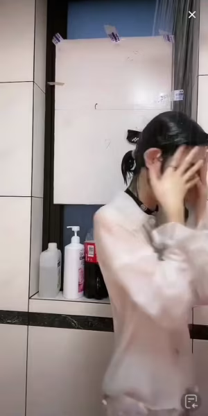 主播白色襯衣淋水濕身露點