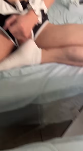 老闆讓我陪他視頻激情，要求我穿制服，中途還讓我擼給他看，最後沒忍住，不小心射到襪子了