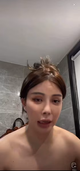抖音主播全裸直播 懷疑是故意的 但沒有證據哈 這兩奶子都掛到肚臍眼了