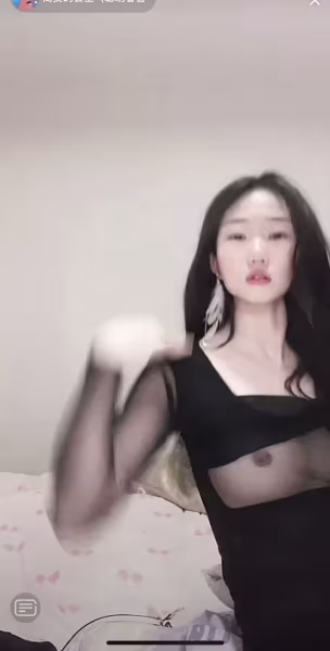 抖音直播 主播發現自己走光 這表情還是很到位的哈