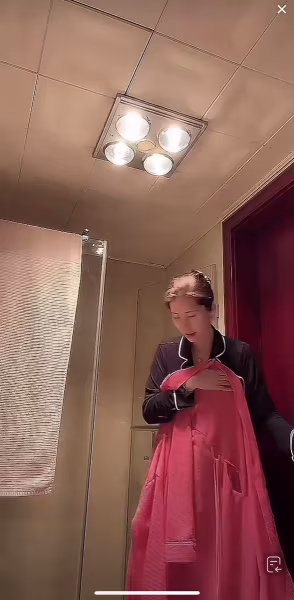 抖音主播直播洗澡 這小屁股一撅 那人氣關注是嘩嘩的往上漲