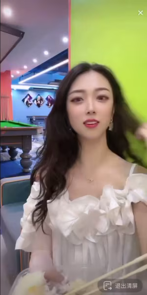 穿這樣直播打球 讓觀眾該看哪個球好呢