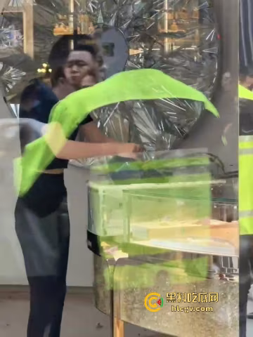 成都太古里00后女孩发疯砸店！要妈妈买Tiffany不买就砸，砸完还甩一句我有抑郁症，这不是笑死人吗？..-xj