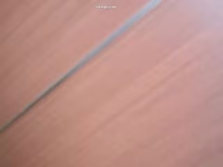时髦女孩，没料到有一天也会被偷拍上厕所，这屁股真是白 好喜欢哦！