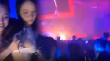 夜生活摸摸美女姐姐的巨乳