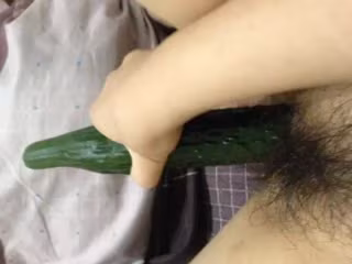 用黄瓜来抽插自慰