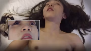 極品網紅女神顏值網紅美女生日吃飯被迷奸手裡拿著玫瑰.完全死豬狀態被多人玩弄