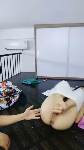 火速圍觀白虎逼粉嫩騷女友跟男友激情啪啪做愛給狼友看，像不像你剛搞對象時的樣子，舔逼吃奶抱在懷裡抽插