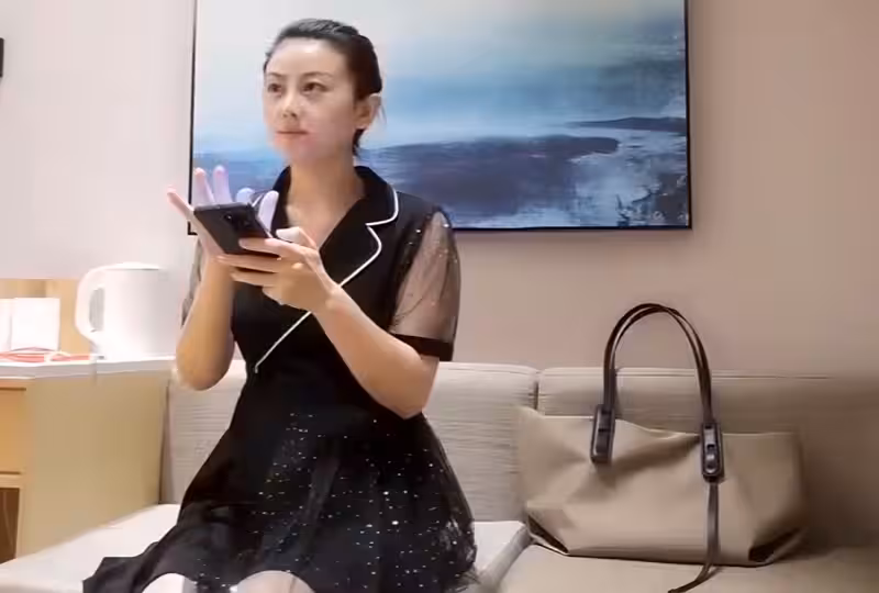 小伙直播問網友這女孩子行嗎的。！