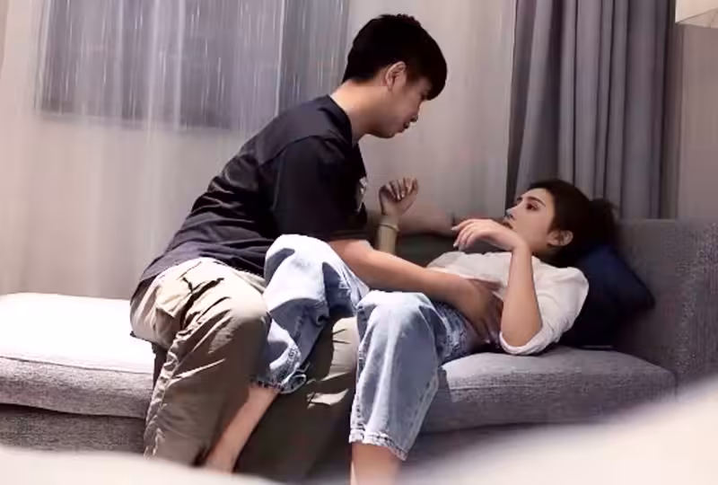 心急小伙看到美女就想上，空調都忘記開的。！
