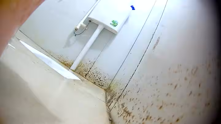 固定機位偷拍極品美女嫩逼 看著眾多小嫩逼在眼前好有衝上前去爆操的衝動啊 高清版