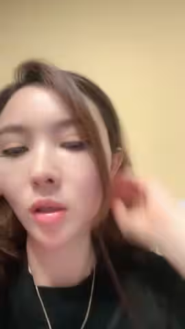 網紅騷御姐【娜娜】翹起美臀被炮友後入，不得行無法滿足，撥開丁字褲掰穴，漂亮大奶閨蜜一起