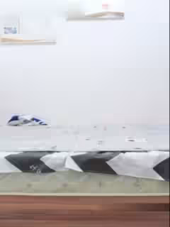 長相清純萌妹子雙人口交秀 躺著舔完jj再站著按著頭抽插非常誘人