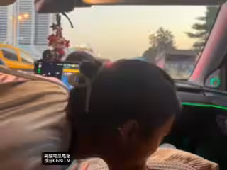 只能說智駕就是好啊可以分心干別的真會玩啊這種情況萬一交警抓到了會扣多少分啊