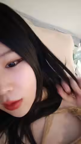 烈焰紅唇網紅小姐姐！躺在床上寂寞秀一段！撩起裙子掰穴，從下往上視角，雙指插入猛扣