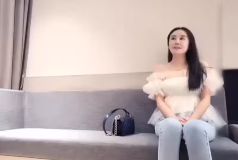 甜美妹子騎坐抽插的。！