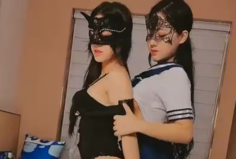 雙女情趣裝互舔輪流口交乳交非常誘人的。！