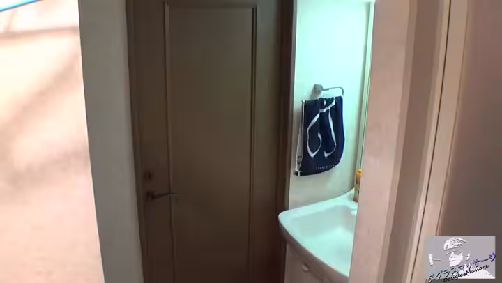 美女劇賓館電視不會用叫服務員來強行按倒床上勾引拔掉褲子就吃硬了就坐上去猛搖