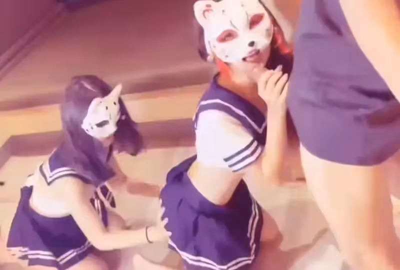 三隻小狐狸排隊等操逼的。！