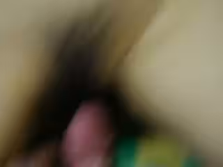 嫩逼女友因插的太深老是用手推我讓我慢點