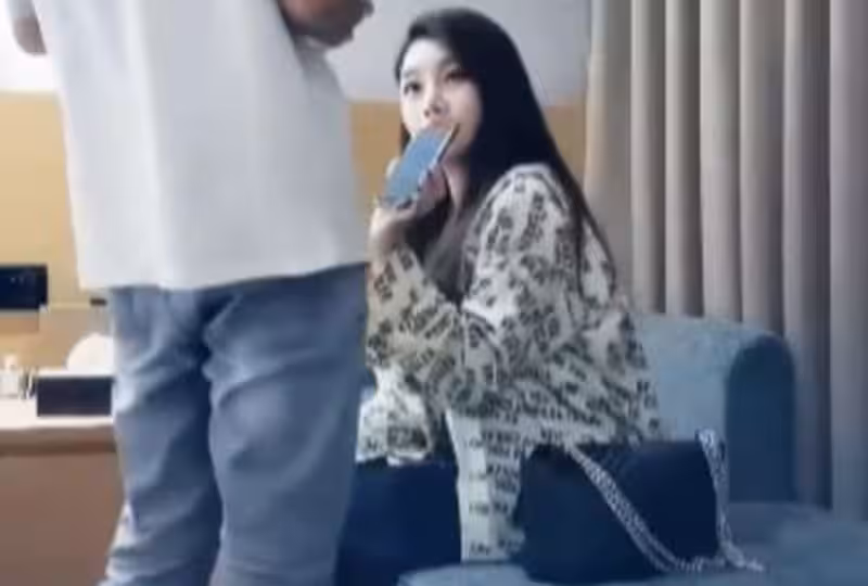 連瓶蓋都打不開的高顏值妹子，在床上倒玩的挺開的。！