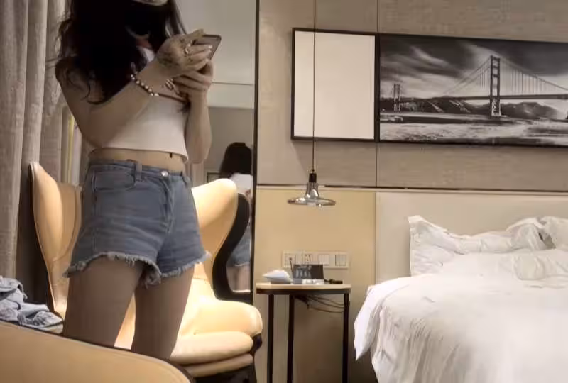 肌肉佬尋花約白衣牛仔短褲少婦啪啪的。！