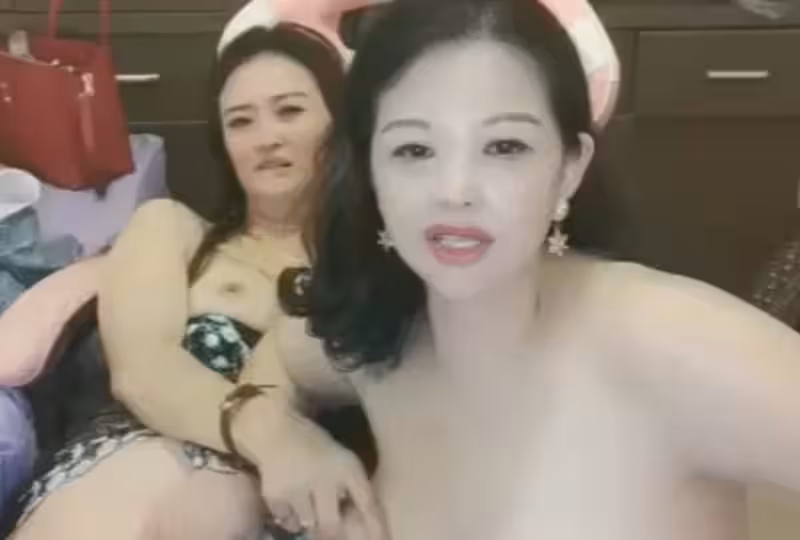 黑丝姐妹花玩直播自慰的。！