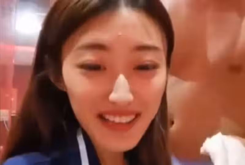 骨感氣質美女直播主為感謝粉絲，特別穿著制服的。！
