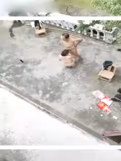 风骚的大姐勾搭两个院里乘凉的大爷玩起了3P，小院里脱光轮流伺候两大叔