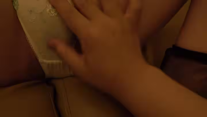 邊打電話給男友邊忍著不高潮  2