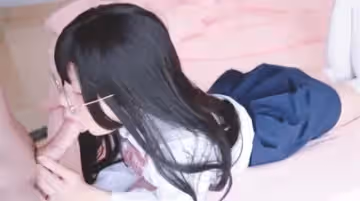水手服學生妹濕身誘惑！教室課桌下口交play制服全濕透