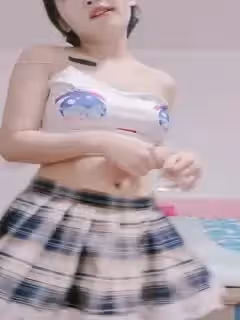 1#齊逼短裙小弔帶，顏值可愛誘人，在狼友的指揮下慢慢脫光，洗澡誘惑