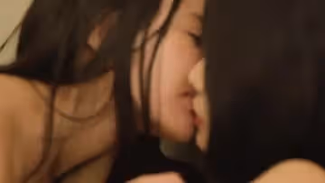 五一福利檔麻豆映畫傳媒出品美女跟男友電話里做愛被女室友抓包脅迫一塊磨豆腐魚水之歡