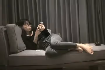 探花滿背紋身眼鏡妹子，近距離特寫口交後入擡腿側入猛操
