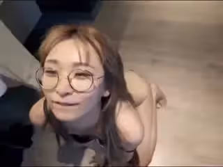 性感的黃毛眼鏡騷妹
