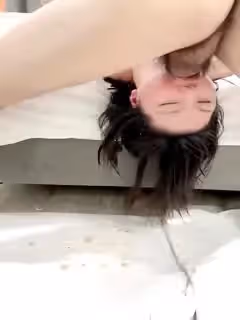 鬼畜雙飛大屌哥輪草兩女_吞精喝尿電鑽玩逼高潮噴水，草嘴深喉嘔吐不斷，大雞巴瘋狂抽插干翻兩位人妻少婦