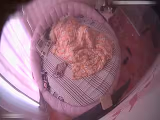 小旅館情趣圓床偷拍午休偷情的中年男女男的一邊搞一邊看手機里的AV女的上位搖得很賣力