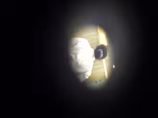 牛人潛入商場女廁側拍近距離幾個年輕美眉的逼逼噓噓