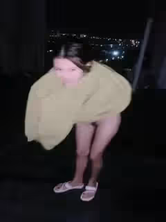 極品顏值騷女！夜晚小區樓頂玩露出！撩起衣服掰穴揉奶，翹起屁股手指扣穴_