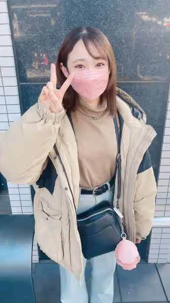 第1次拍！！應該是素人美人和車口交，插入了！！可愛的臉和過於色情的身體線條從車口交氣勢插入。露臉、生露、中露
