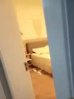 騷姐姐觀戰妹妹的性福生活，掰開騷逼給小哥舔，口交大雞巴舔蛋蛋