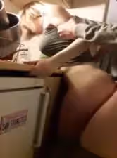 廚房突襲！饑渴嬌妻被按在流理台上瘋狂抽插
