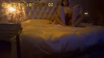 身穿白色情趣內衣的苗條妹子