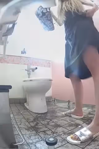 精品推薦 島國經典盜撮 海灘日式廁所雙鏡偷拍美女換衣噓噓~V~盜撮美女海灘日式廁所 5