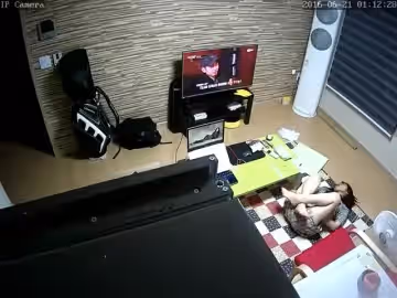 《精裝 福利》百姓民居攝像頭入侵真實偸拍整理集136V，亮點多多，把媳婦按在沙發上啪啪干進出都能看見爽歪歪啊~合集~6 21美女