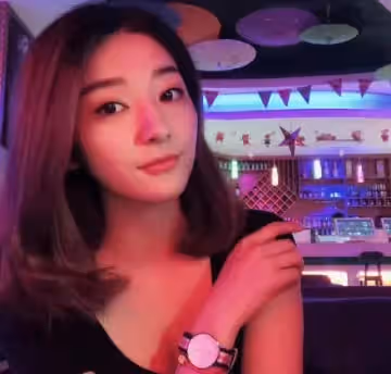 海角社區.姨父和姨在客廳看電視我在房間裡瘋狂日表姐