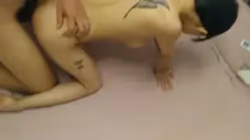 酒吧紋身坐檯妹萱萱被狂操抽插，口爆灌滿濃精射進嘴裡