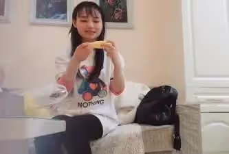 約操騷熟女伸進內褲摸穴床上舔屌口交.